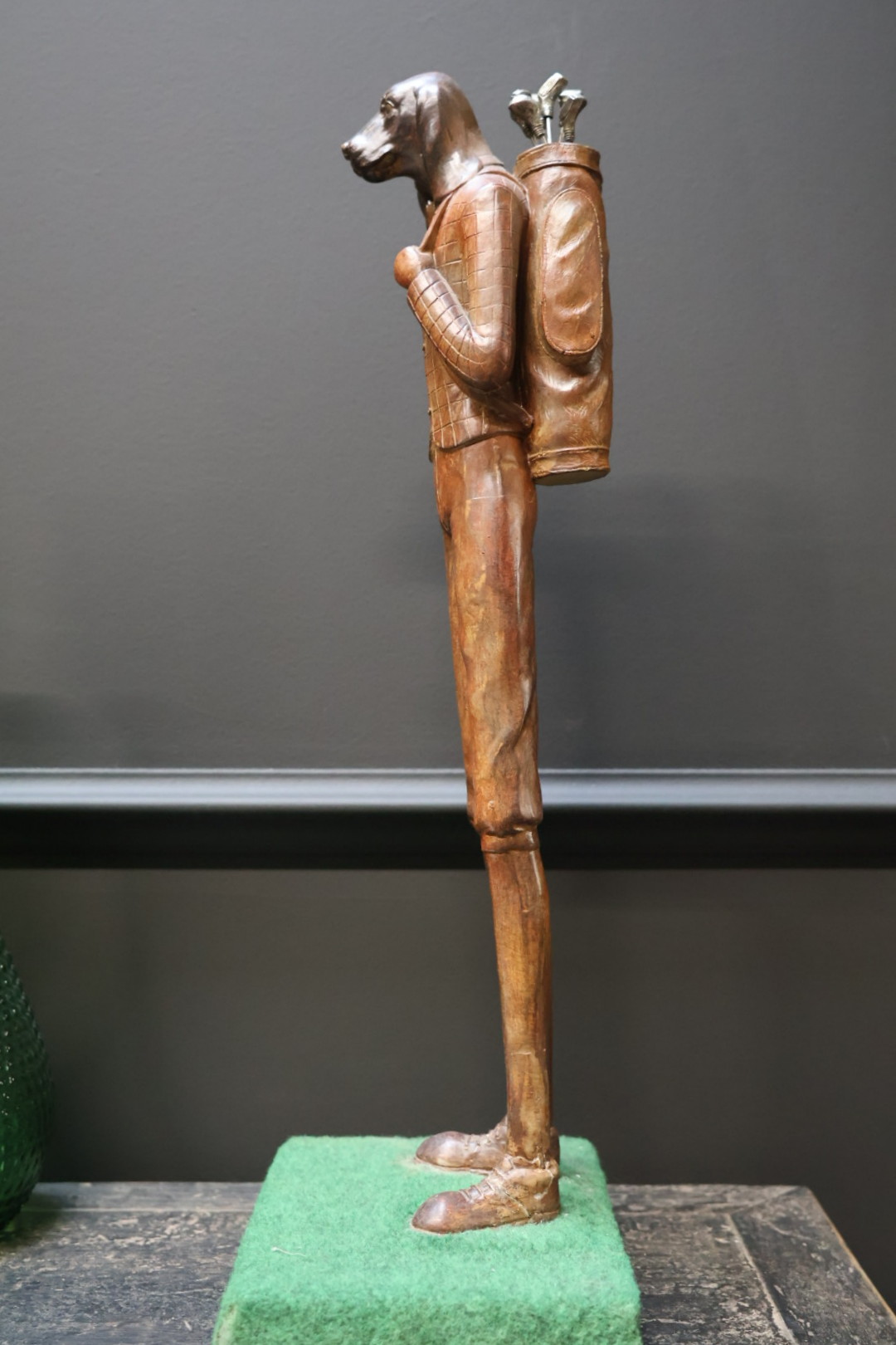 Beeld hond als golfer Beeld hond als golfer