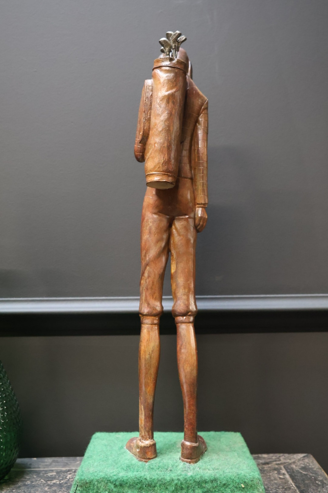 Beeld hond als golfer Beeld hond als golfer