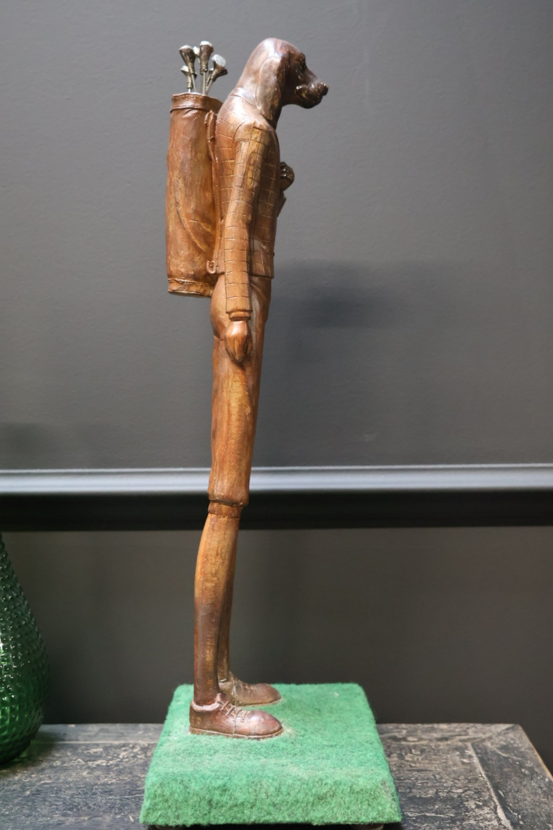 Beeld hond als golfer Beeld hond als golfer