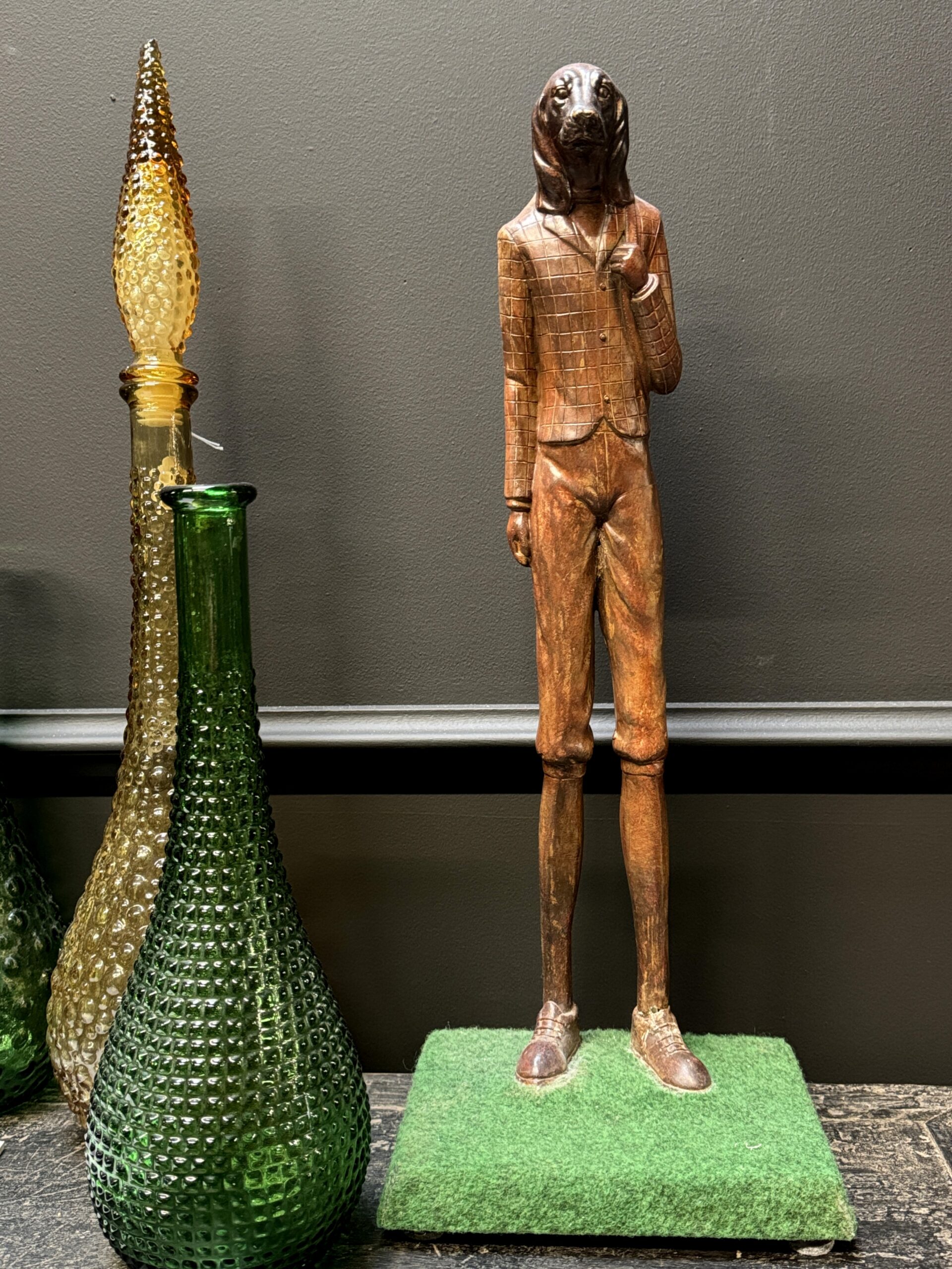 Beeld hond als golfer Beeld hond als golfer