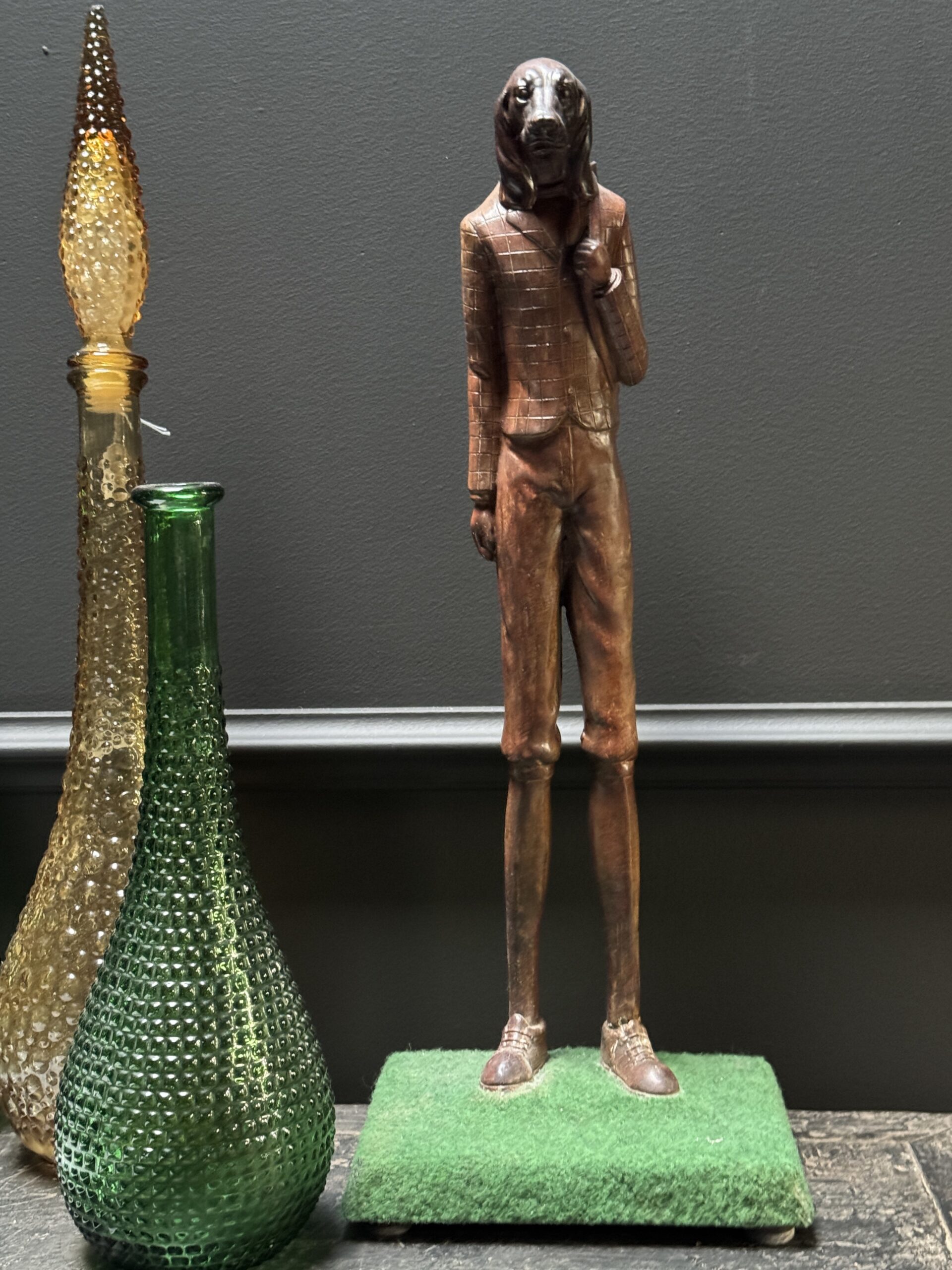 Beeld hond als golfer Beeld hond als golfer