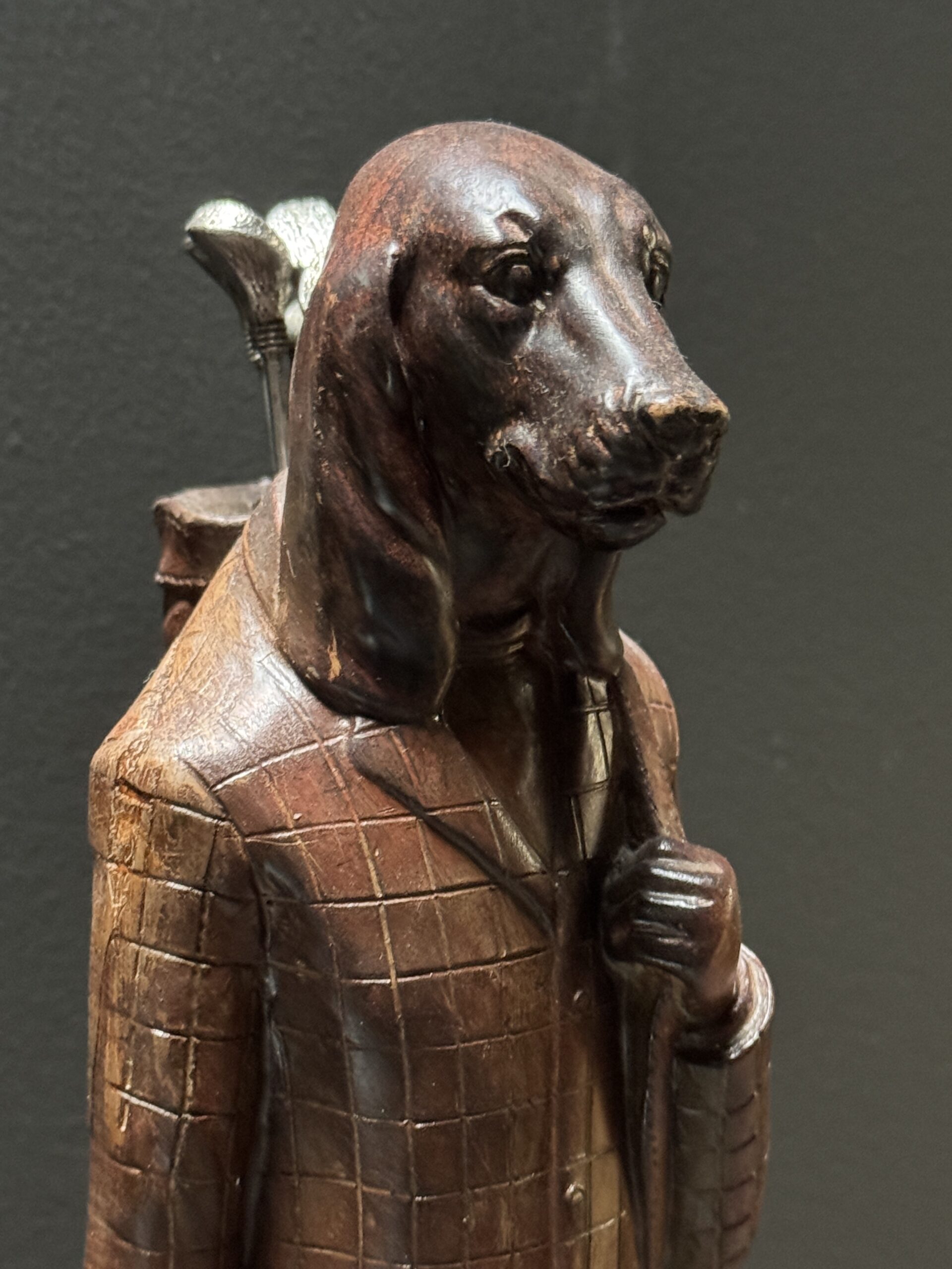 Beeld hond als golfer Beeld hond als golfer