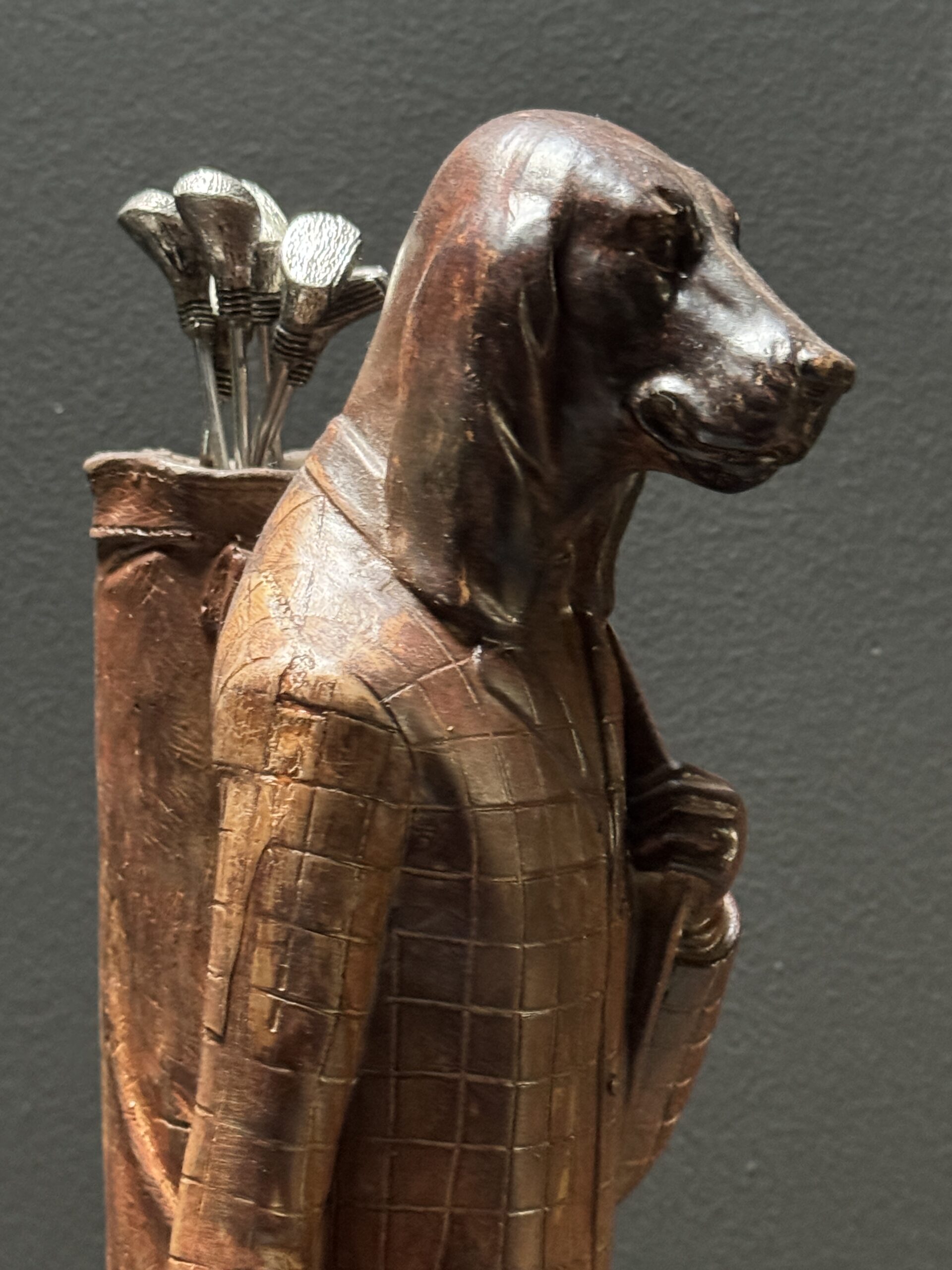 Beeld hond als golfer Beeld hond als golfer