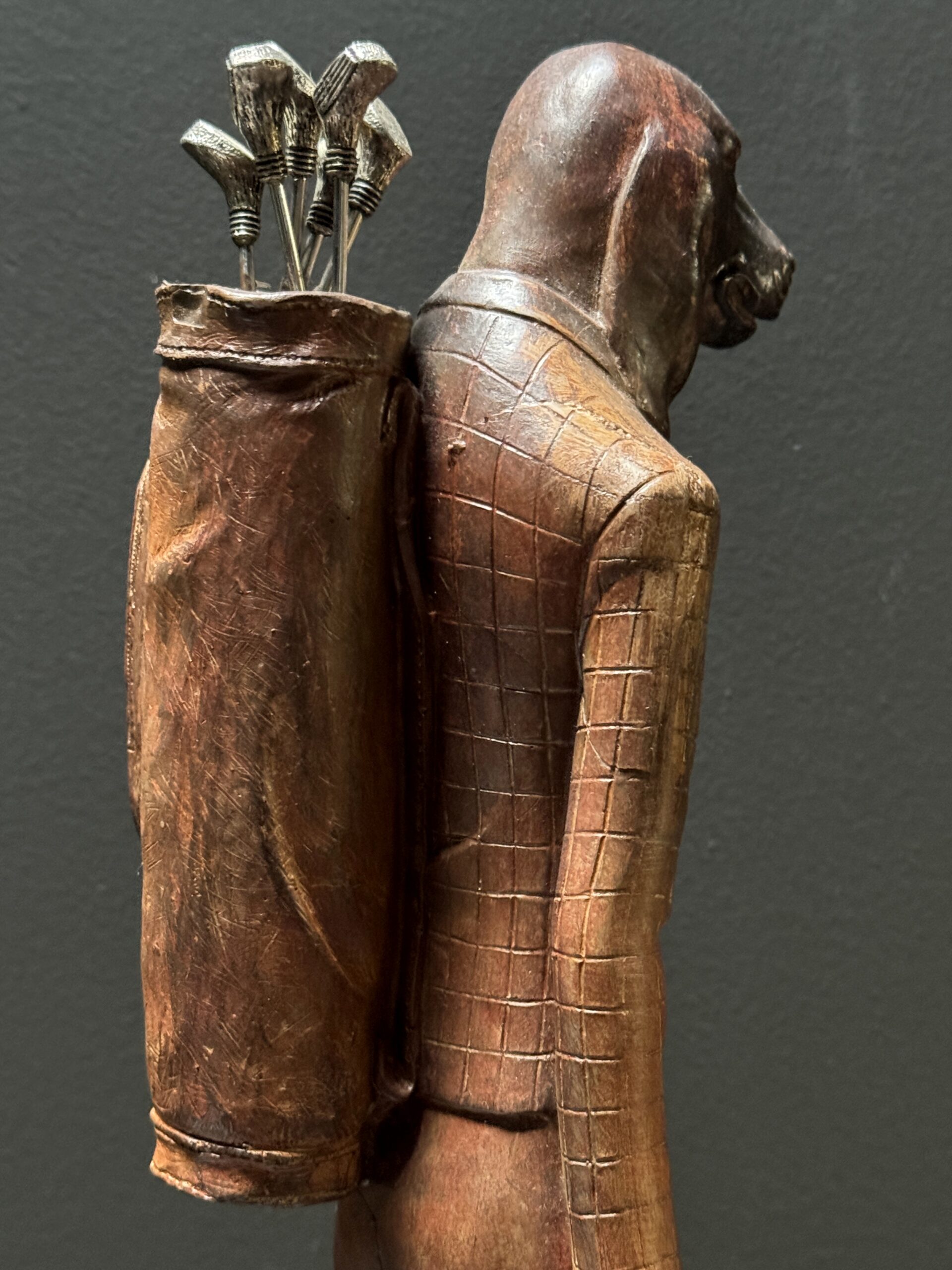 Beeld hond als golfer Beeld hond als golfer