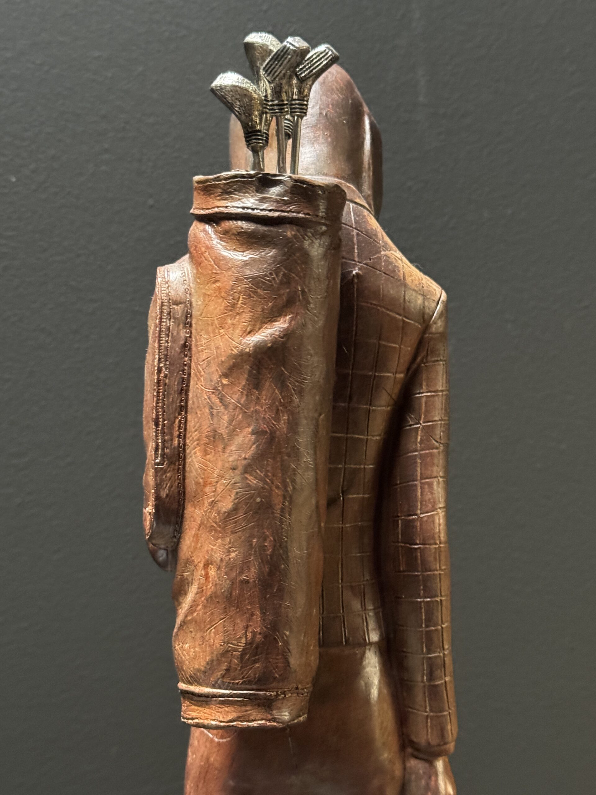 Beeld hond als golfer Beeld hond als golfer