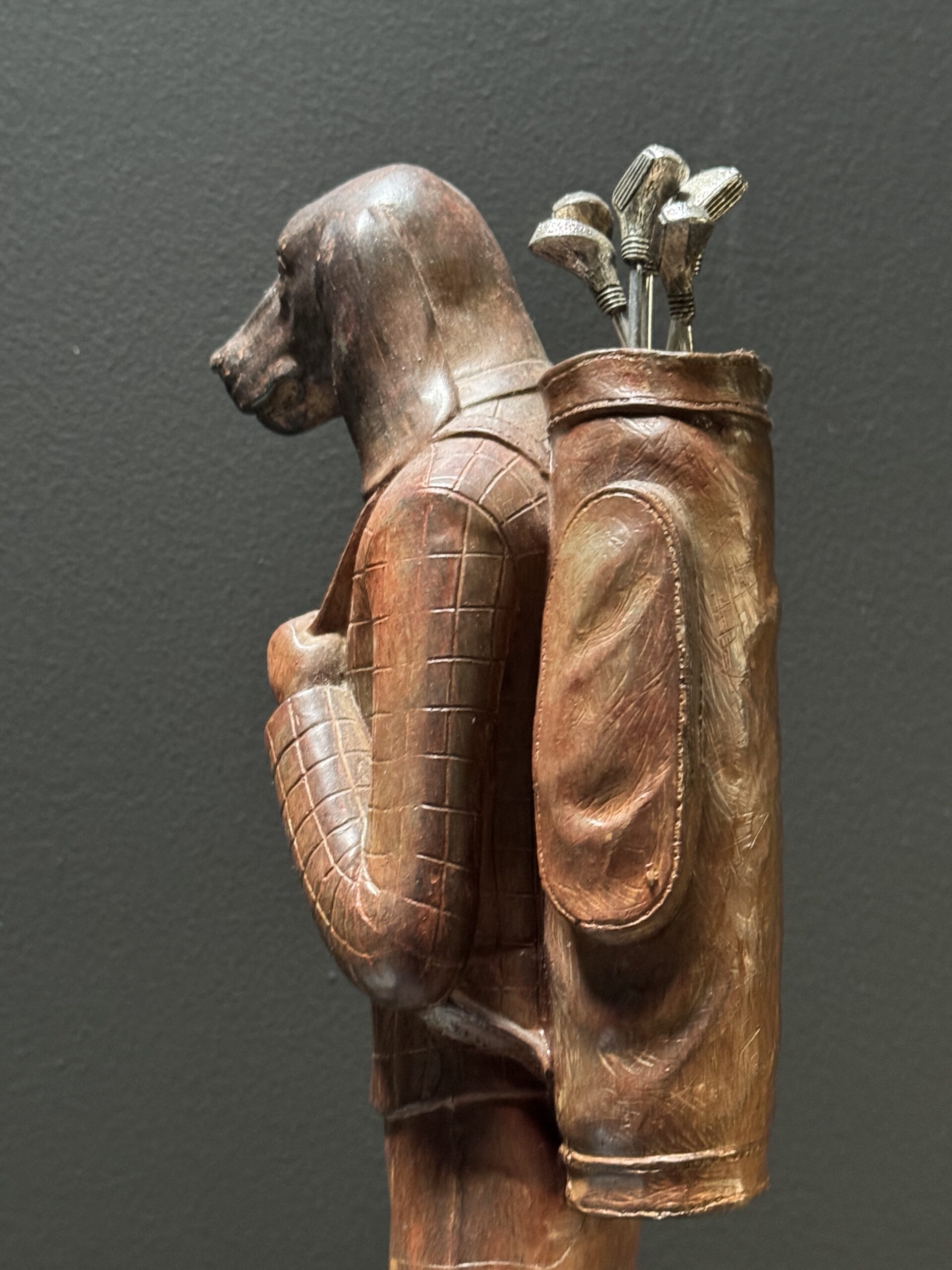 Beeld hond als golfer Beeld hond als golfer