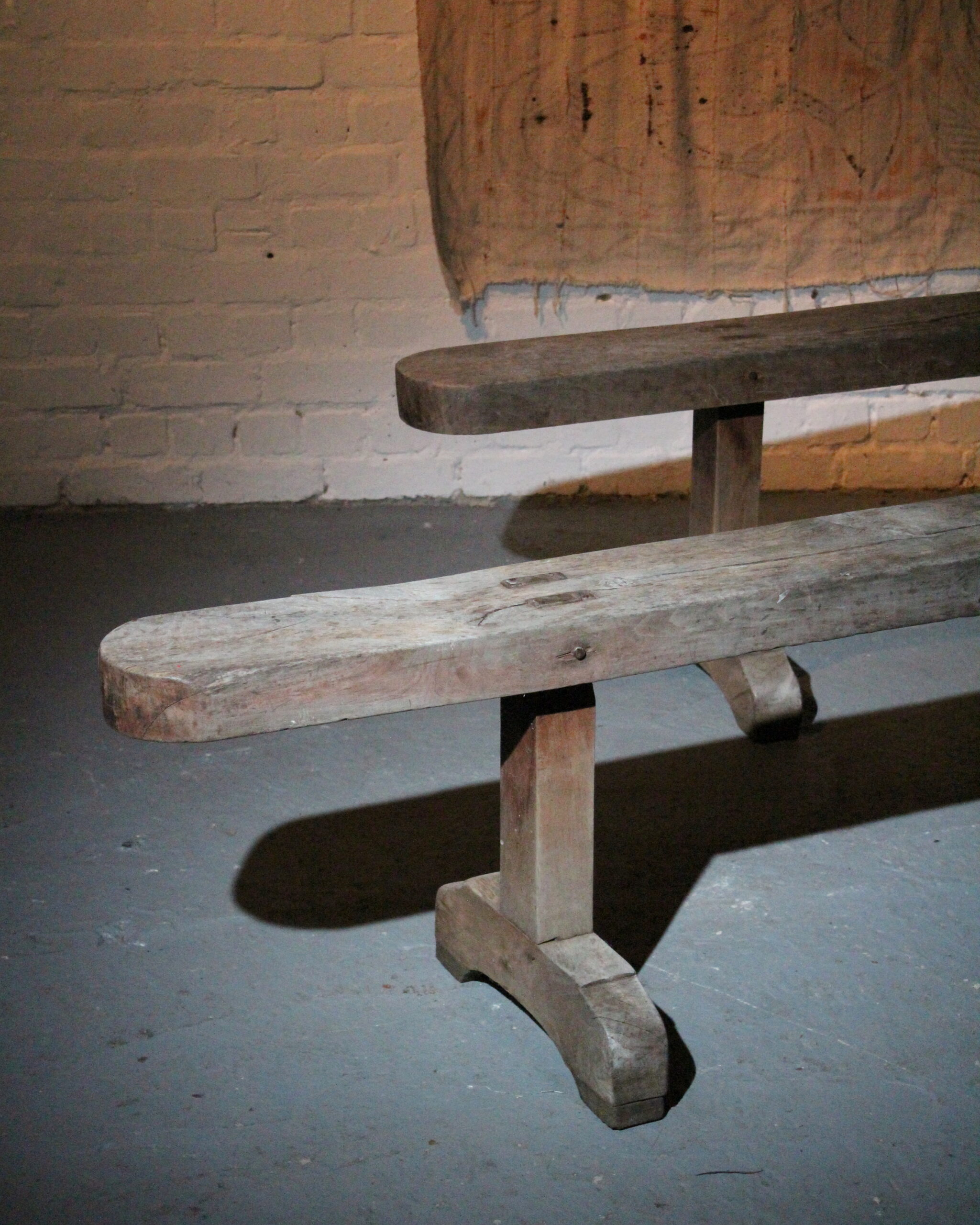 Set van 2 antieke houten banken