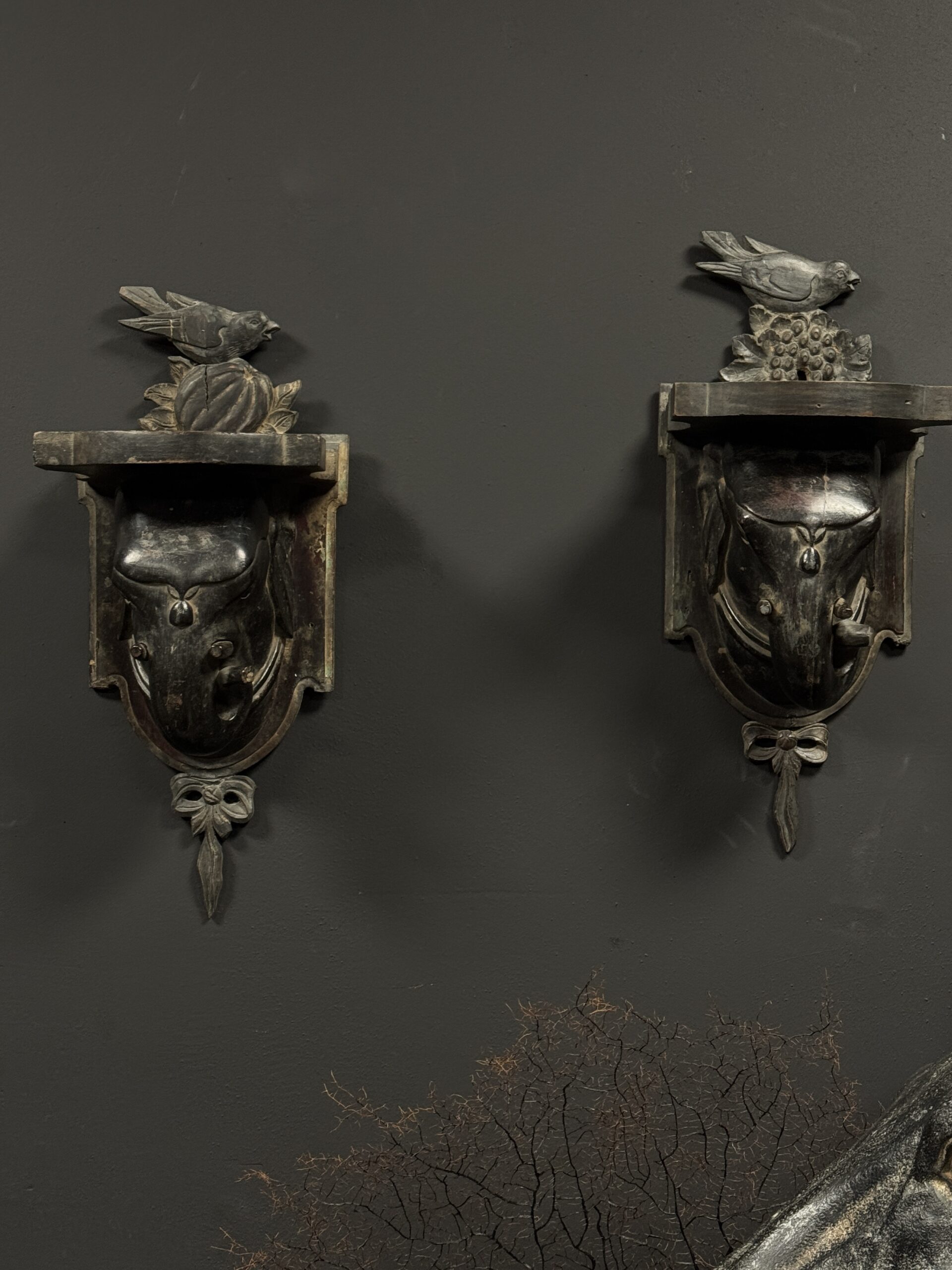 Set van 2 antieke houten olifantenkoppen Set van 2 antieke houten olifantenkoppen