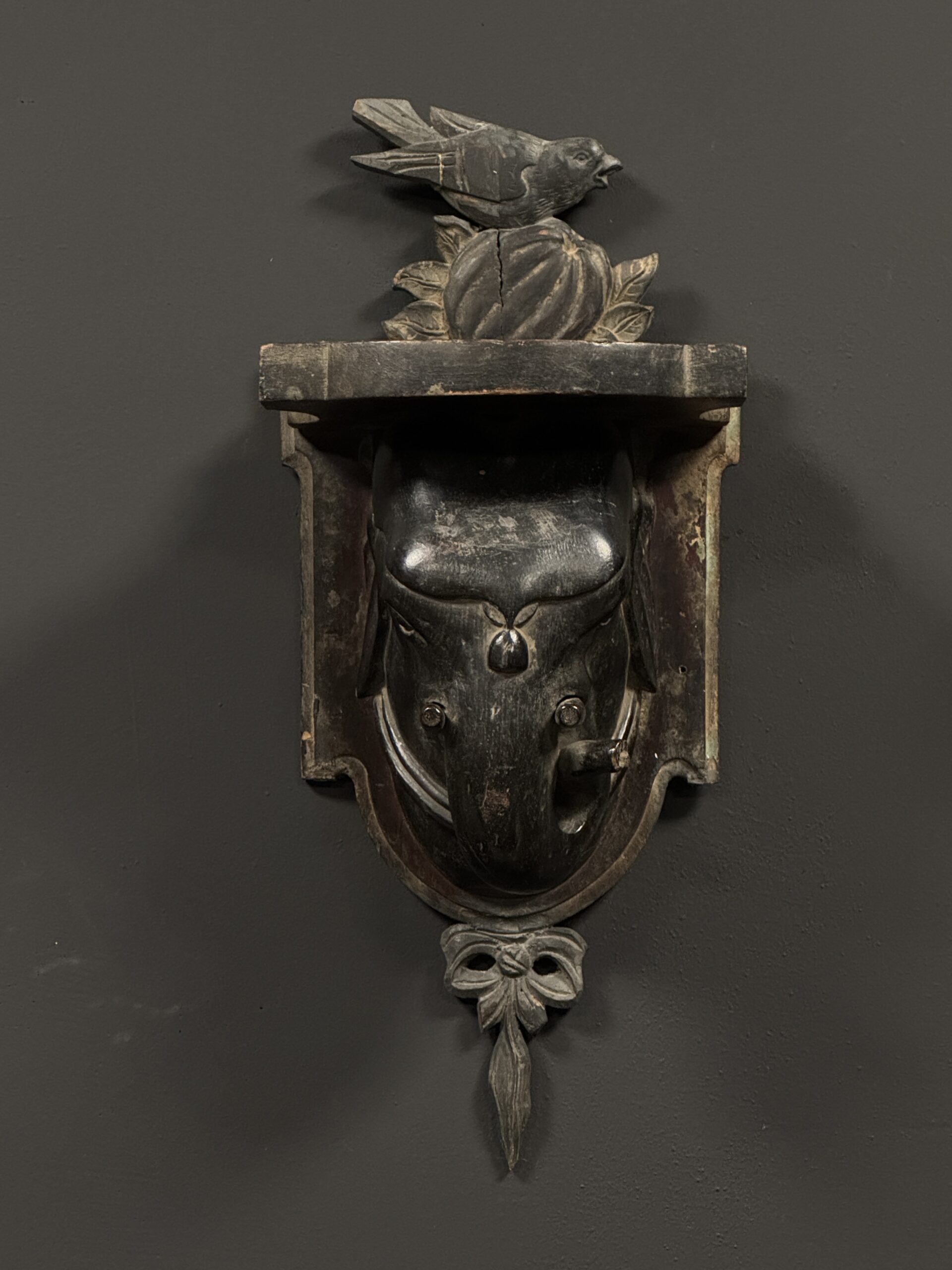 Set van 2 antieke houten olifantenkoppen Set van 2 antieke houten olifantenkoppen