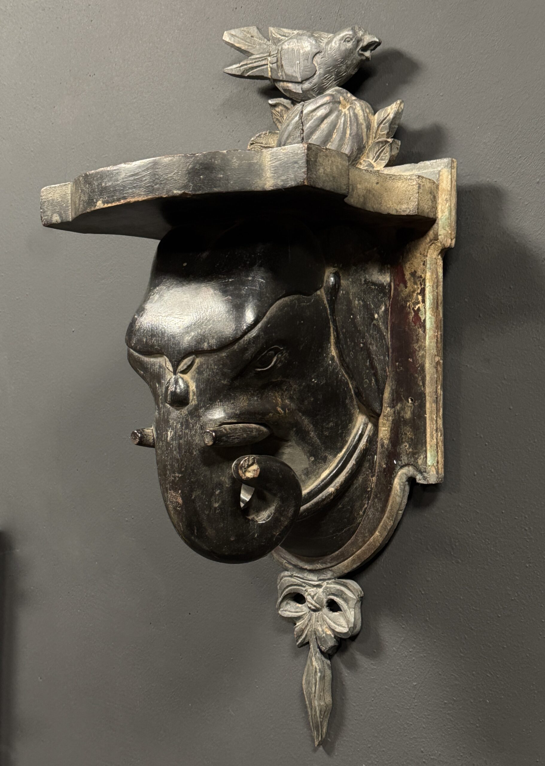 Set van 2 antieke houten olifantenkoppen Set van 2 antieke houten olifantenkoppen