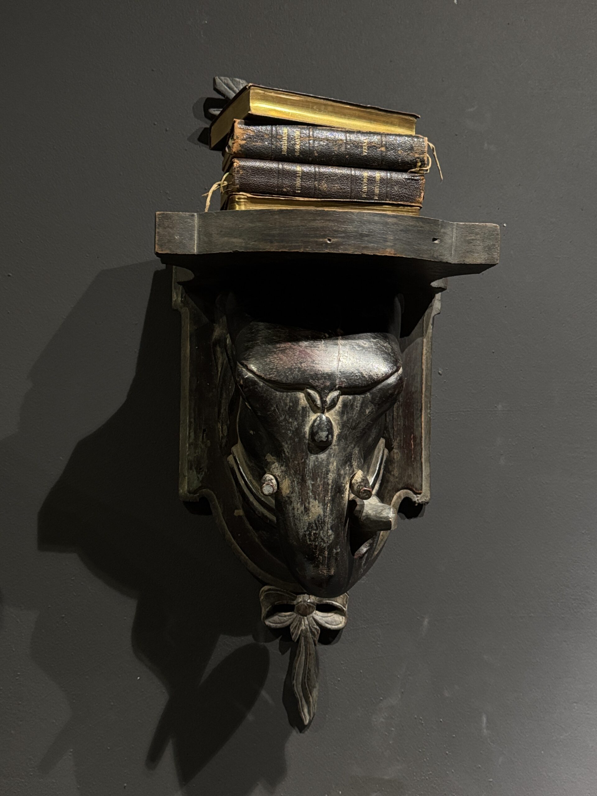 Set van 2 antieke houten olifantenkoppen Set van 2 antieke houten olifantenkoppen