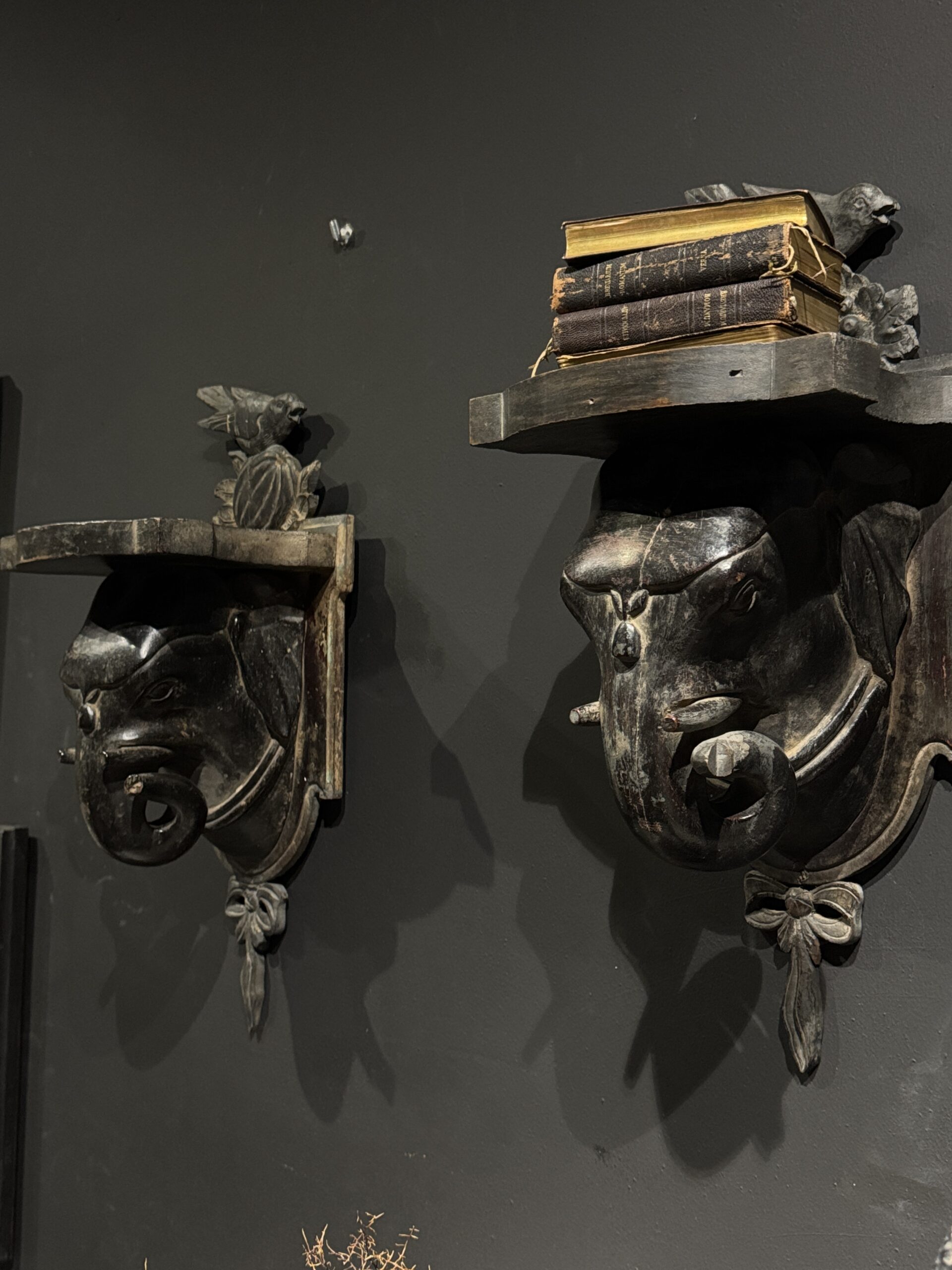 Set van 2 antieke houten olifantenkoppen Set van 2 antieke houten olifantenkoppen