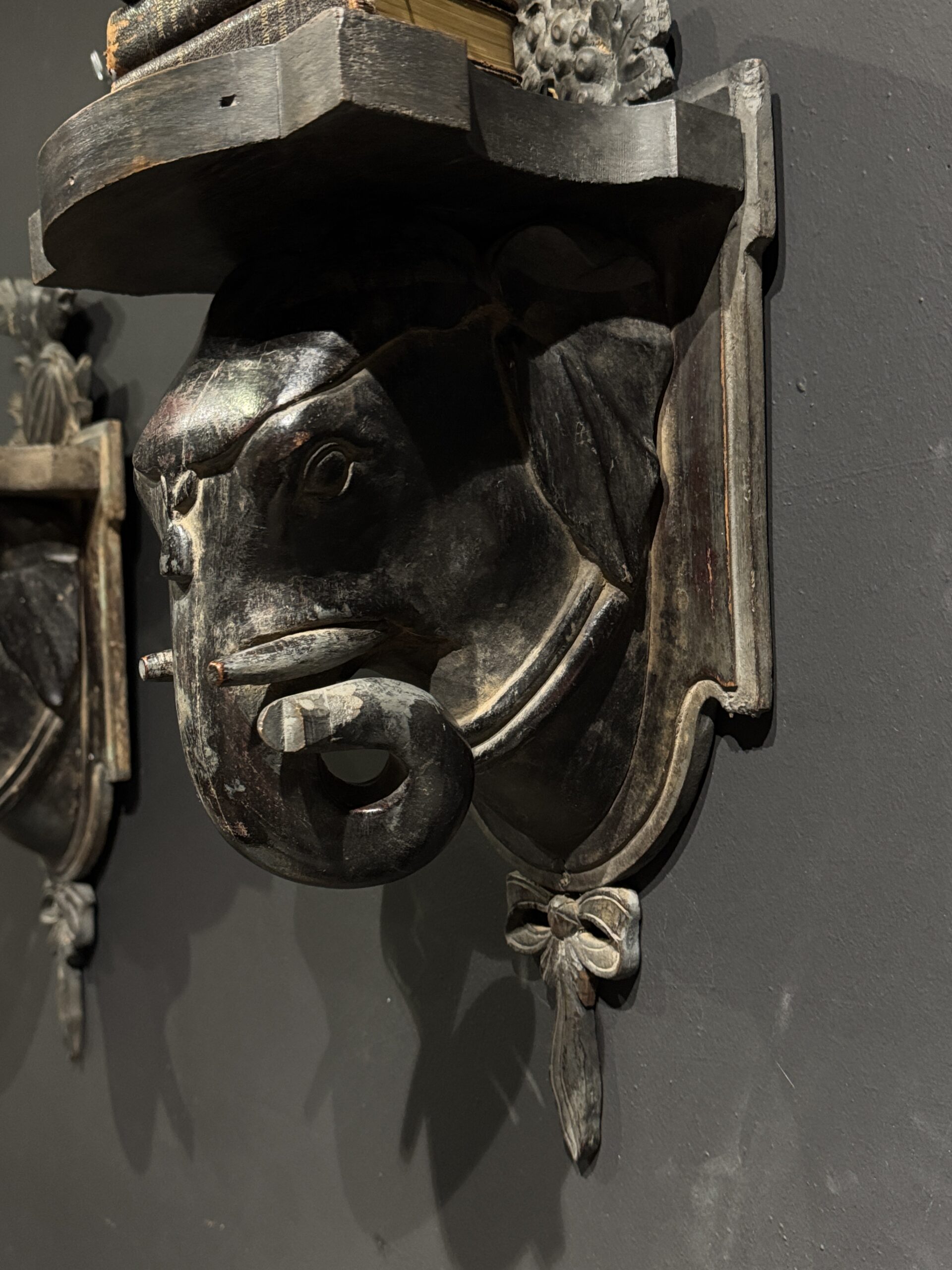 Set van 2 antieke houten olifantenkoppen Set van 2 antieke houten olifantenkoppen