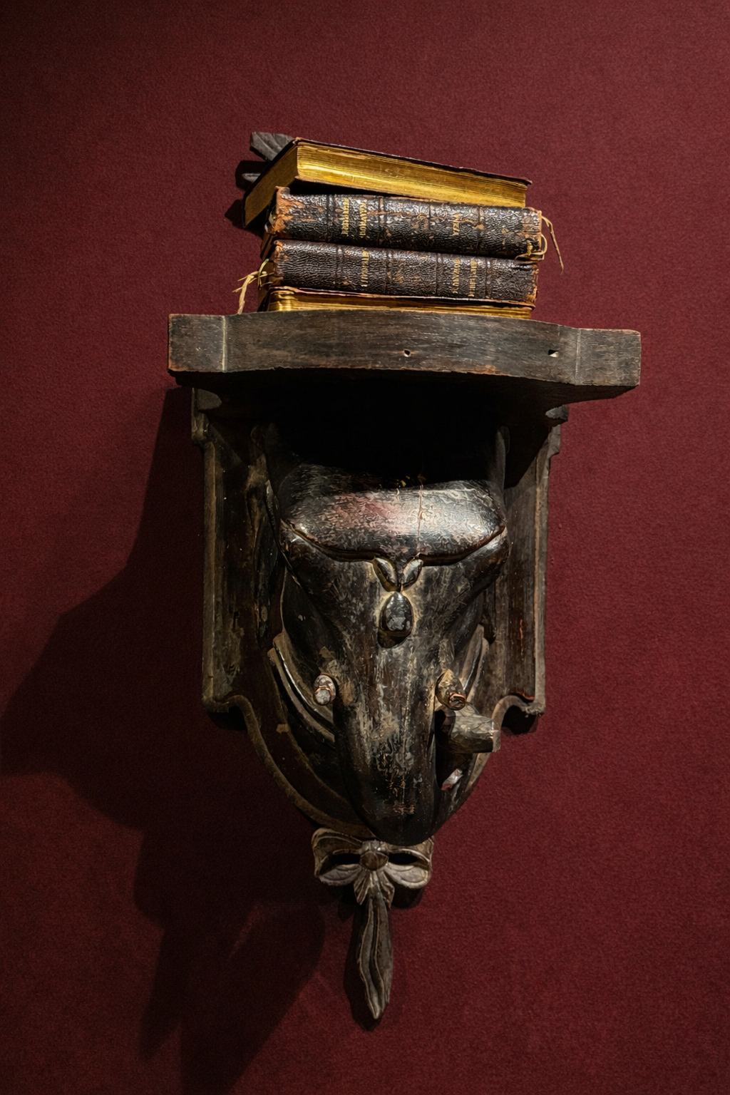 Set van 2 antieke houten olifantenkoppen Set van 2 antieke houten olifantenkoppen