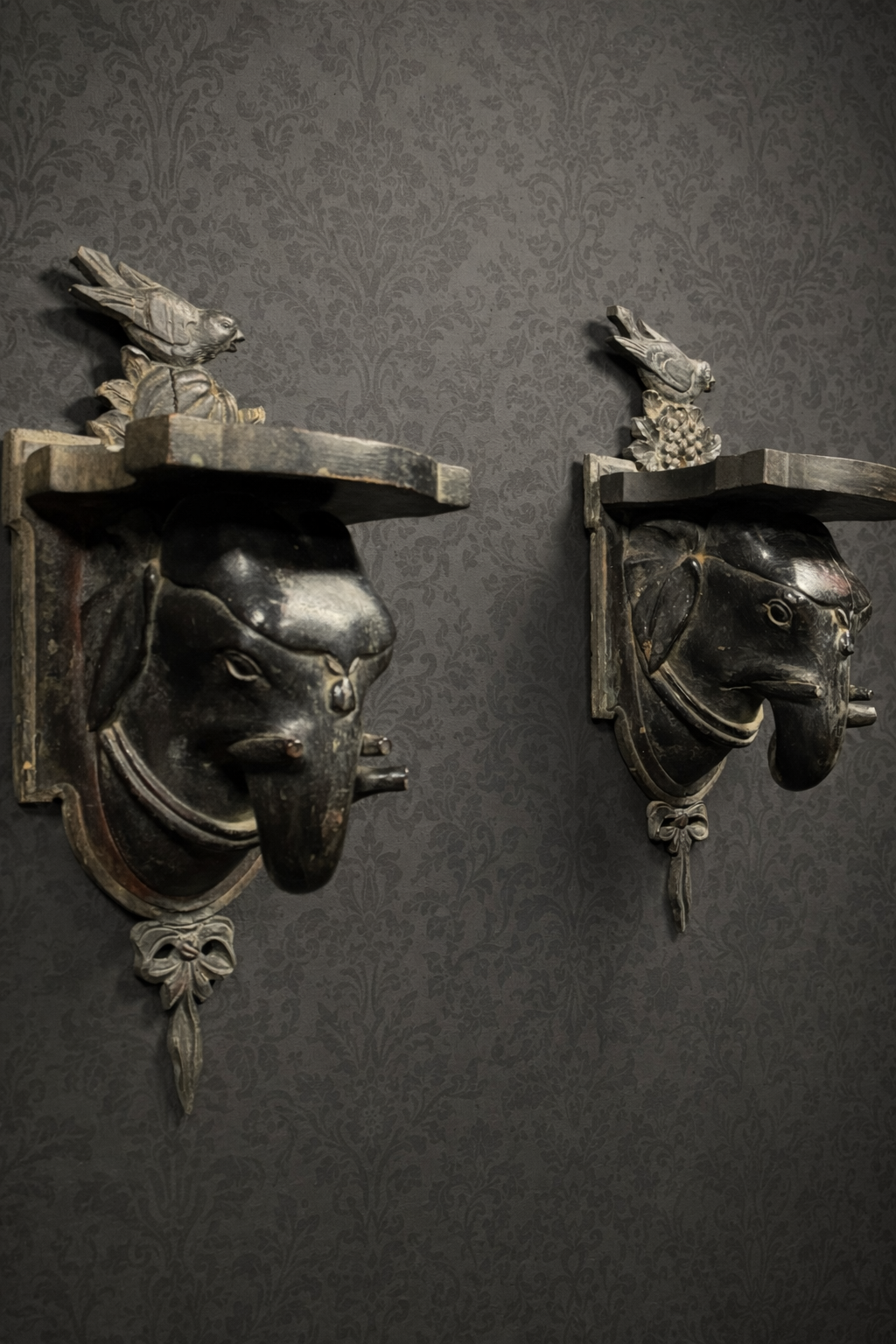 Set van 2 antieke houten olifantenkoppen Set van 2 antieke houten olifantenkoppen