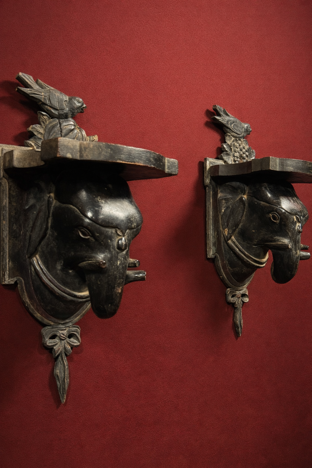 Set van 2 antieke houten olifantenkoppen