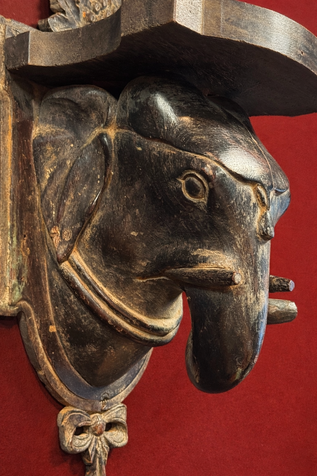 Set van 2 antieke houten olifantenkoppen Set van 2 antieke houten olifantenkoppen