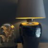 Zwart geglazuurde potlampen