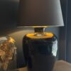 Zwart geglazuurde potlampen