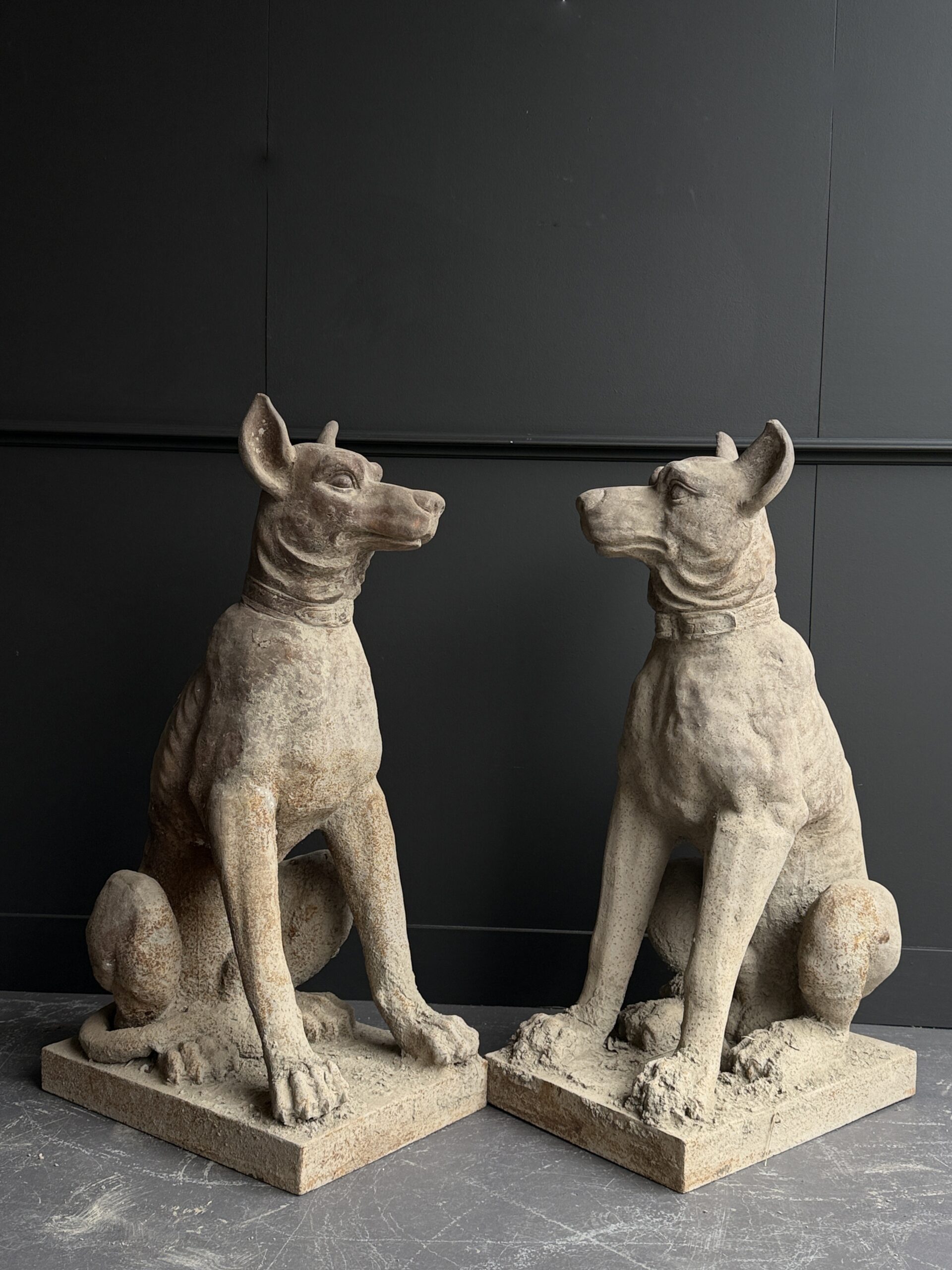 Franse gietijzeren hondenbeelden