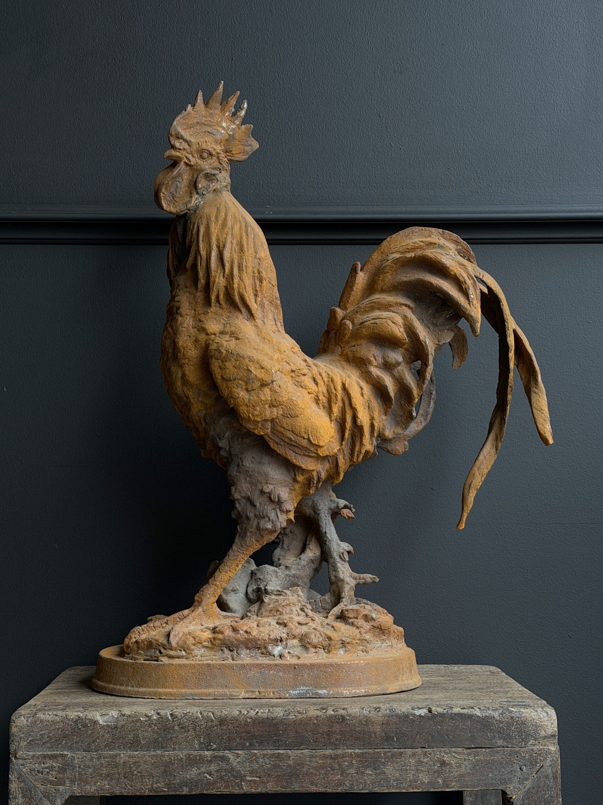 Metalen beeld van een haan