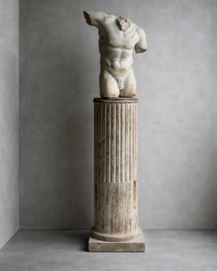 antieke console met beeld