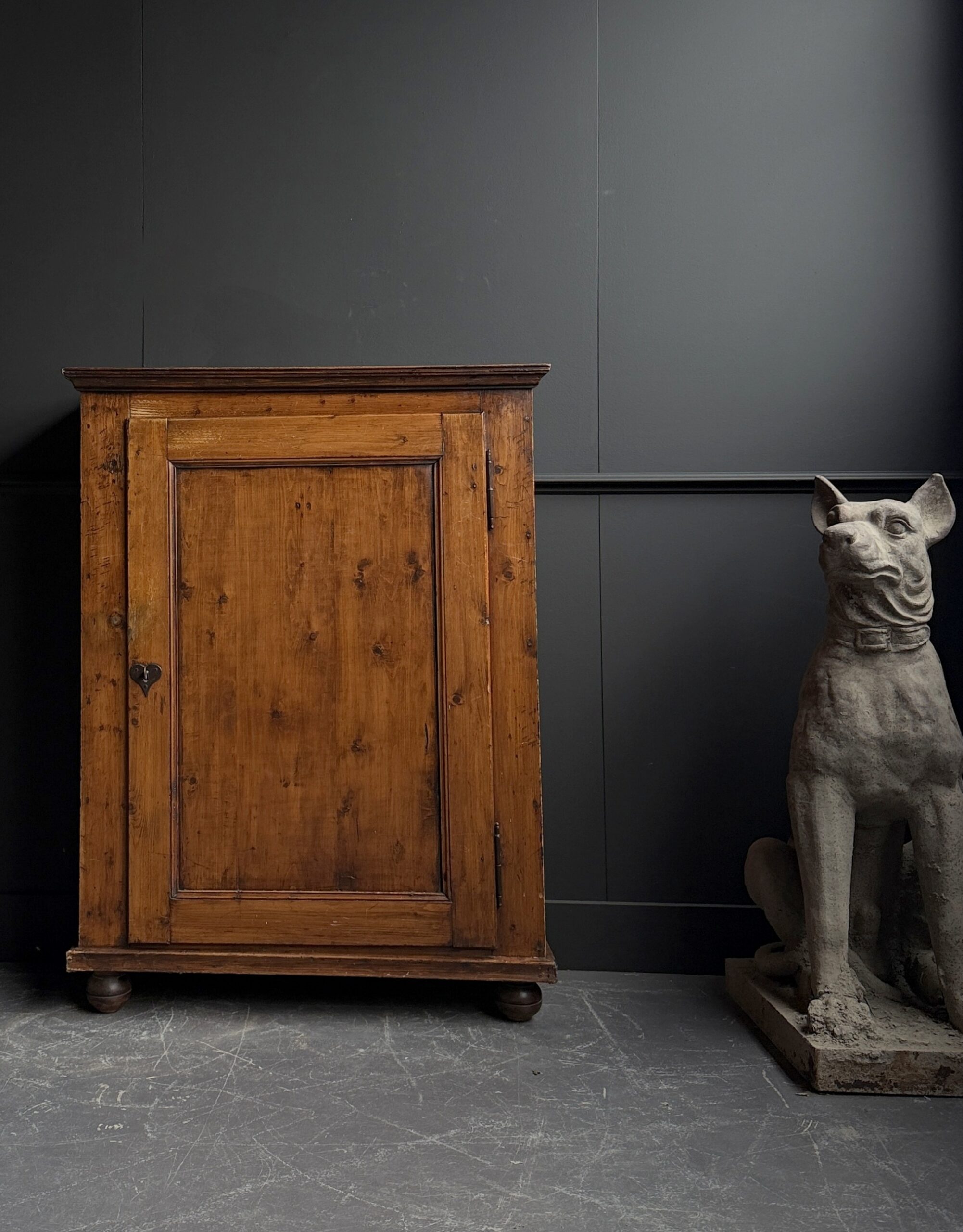 Antiek houten kastje Antiek houten kastje