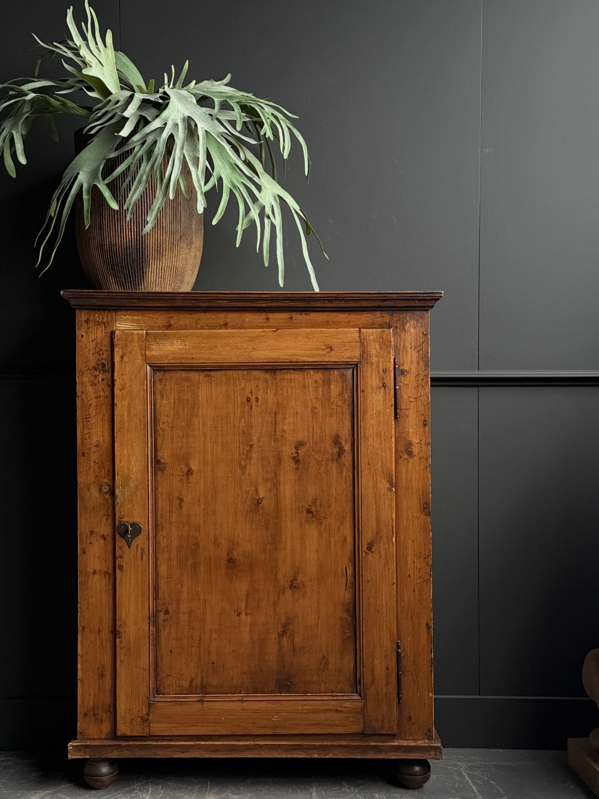 Antiek houten kastje Antiek houten kastje