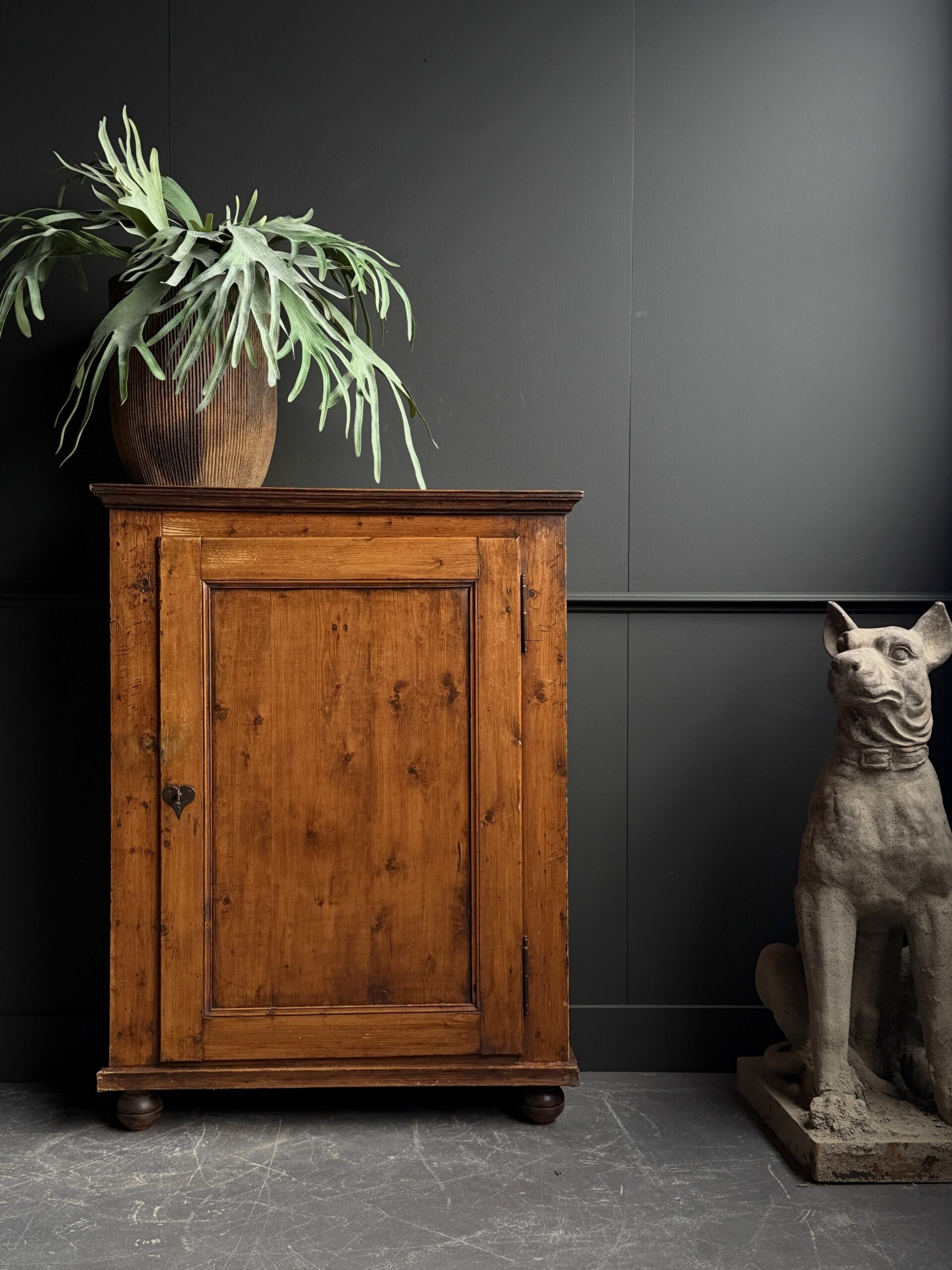 Antiek houten kastje Antiek houten kastje