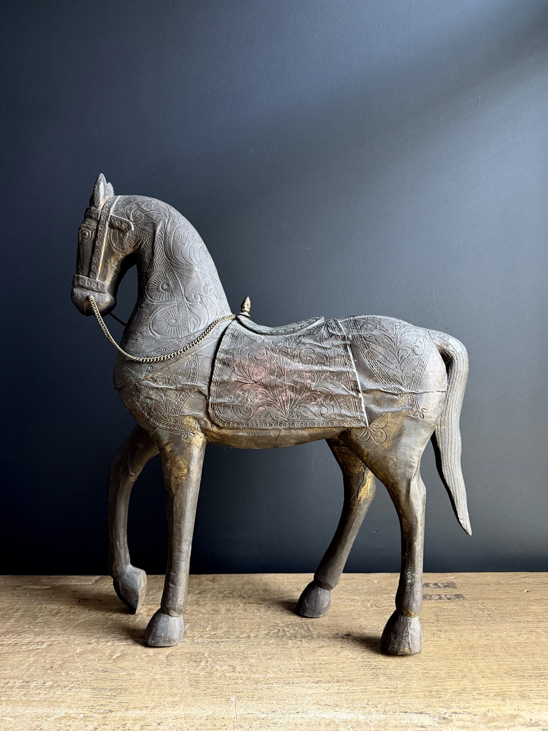 Oud Indiaas paard met messing beslag