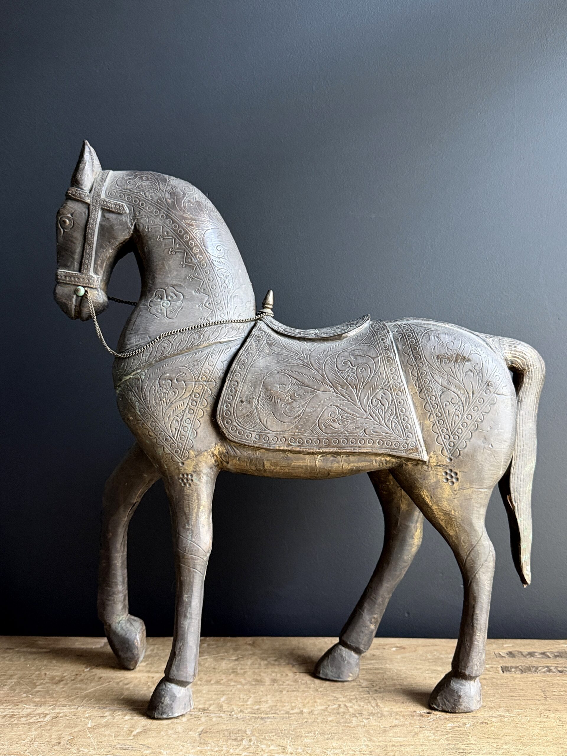 Oud Indiaas paard met messing beslag
