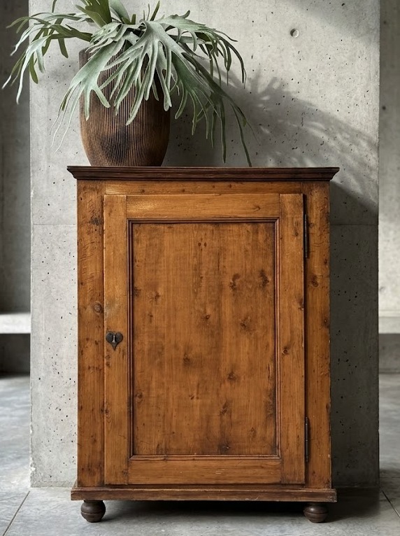 Antiek houten kastje Antiek houten kastje