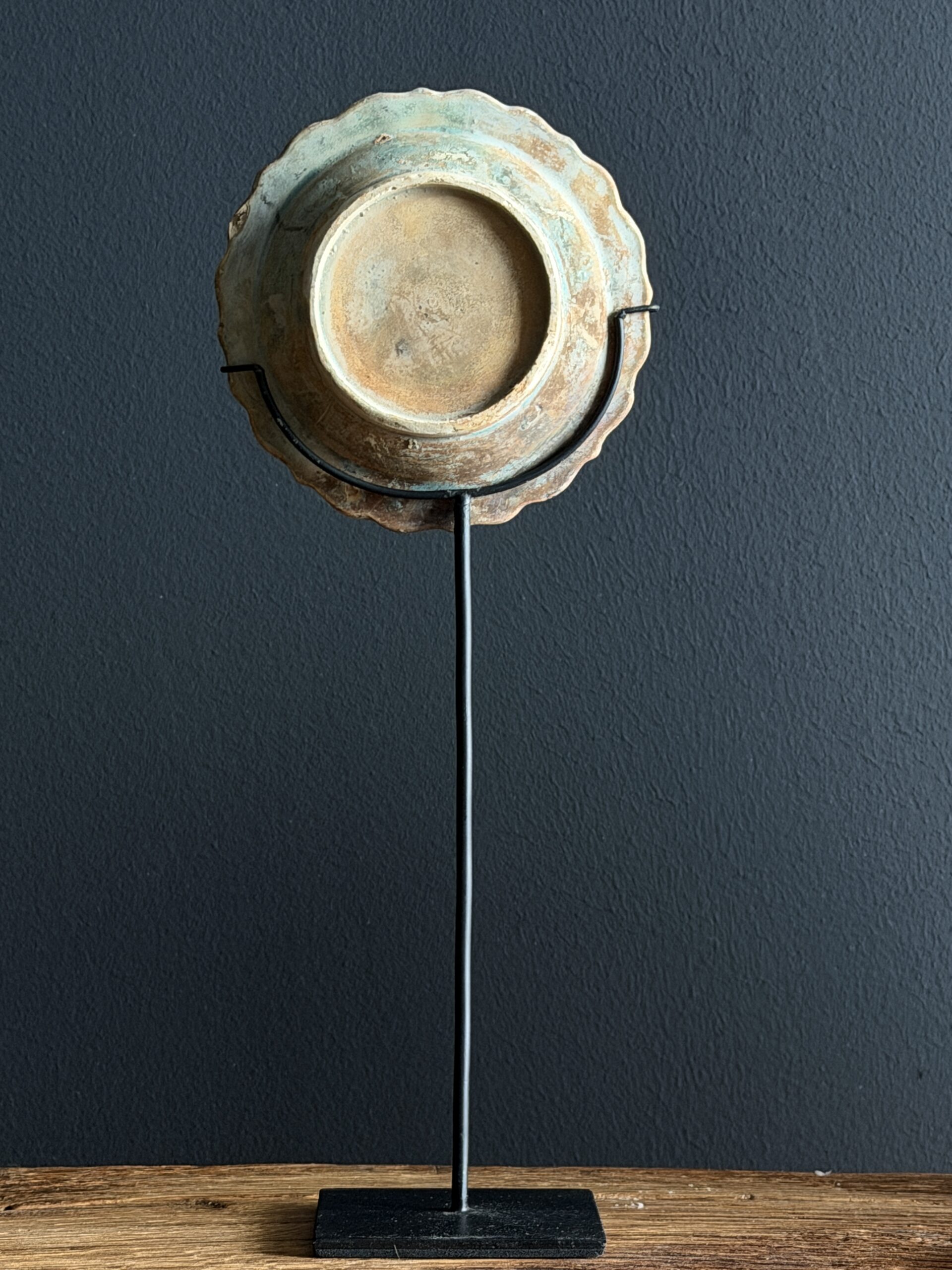 Antieke schoteltje op sokkel Antieke schoteltje op sokkel