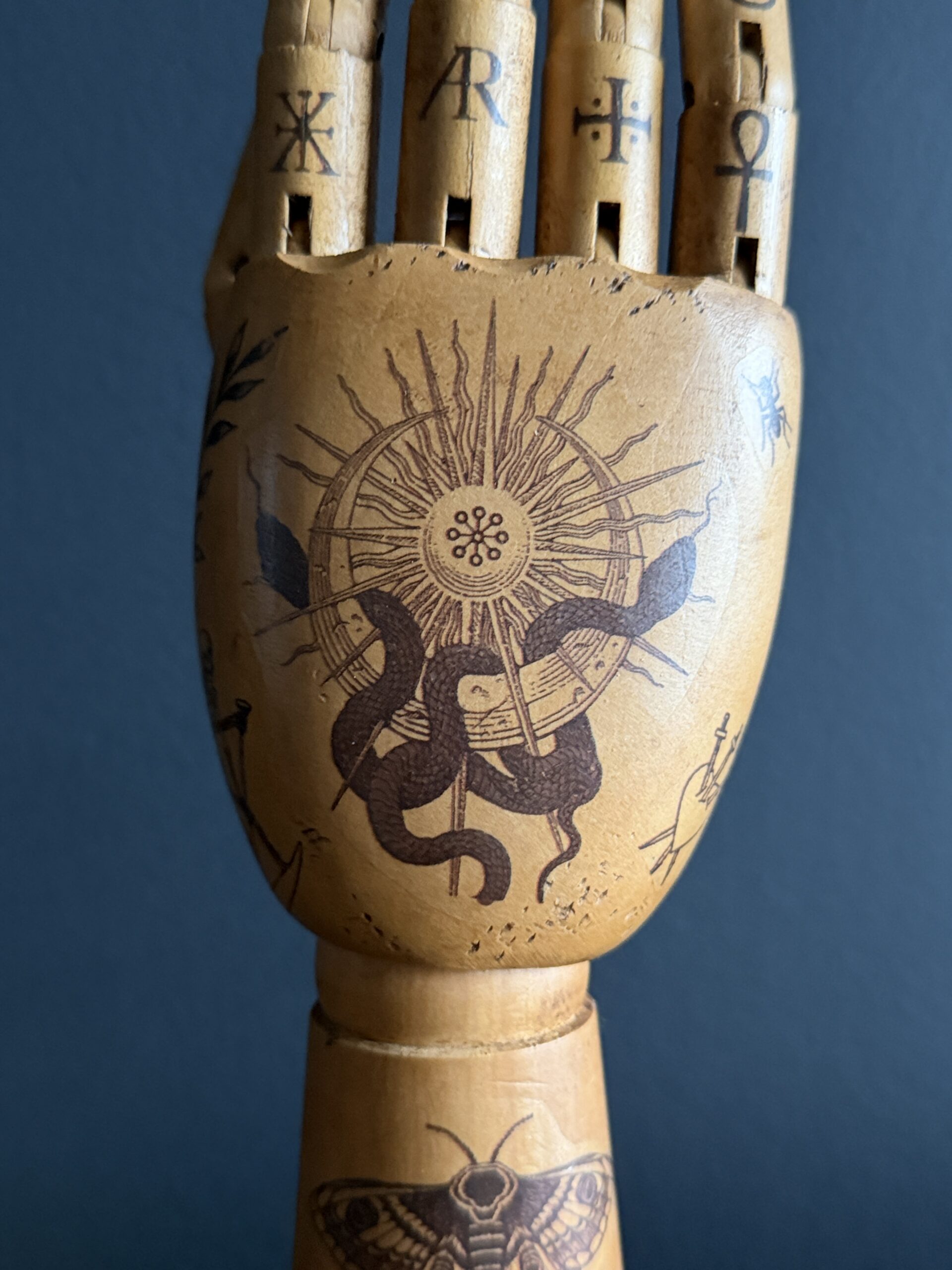 Getatoeëerde hand Getatoeëerde hand